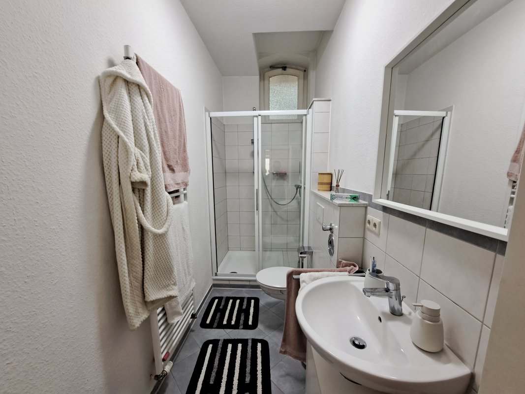 Renovierte 3-Zimmer-Wohnung mit Balkon und Dusche inkl. Altbaucharme in Bremerhaven-Lehe!