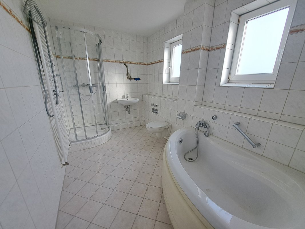 Mit Fahrstuhl, Hafenblick & verglastem Balkon! Renovierte 4-Zimmer-Wohnung in Bremerhaven-Lehe!