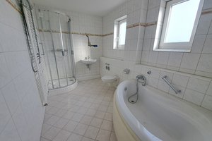 Mit Fahrstuhl, Hafenblick & verglastem Balkon! Renovierte 4-Zimmer-Wohnung in Bremerhaven-Lehe!