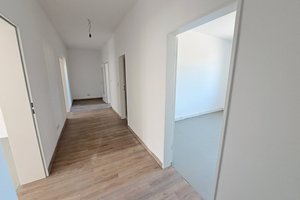 Frisch renovierte große 3-Zimmer-Wohnung mit Balkon und Wannenbad in Bremerhaven!