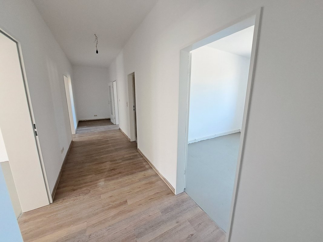 Frisch renovierte große 3-Zimmer-Wohnung mit Balkon und Wannenbad in Bremerhaven!