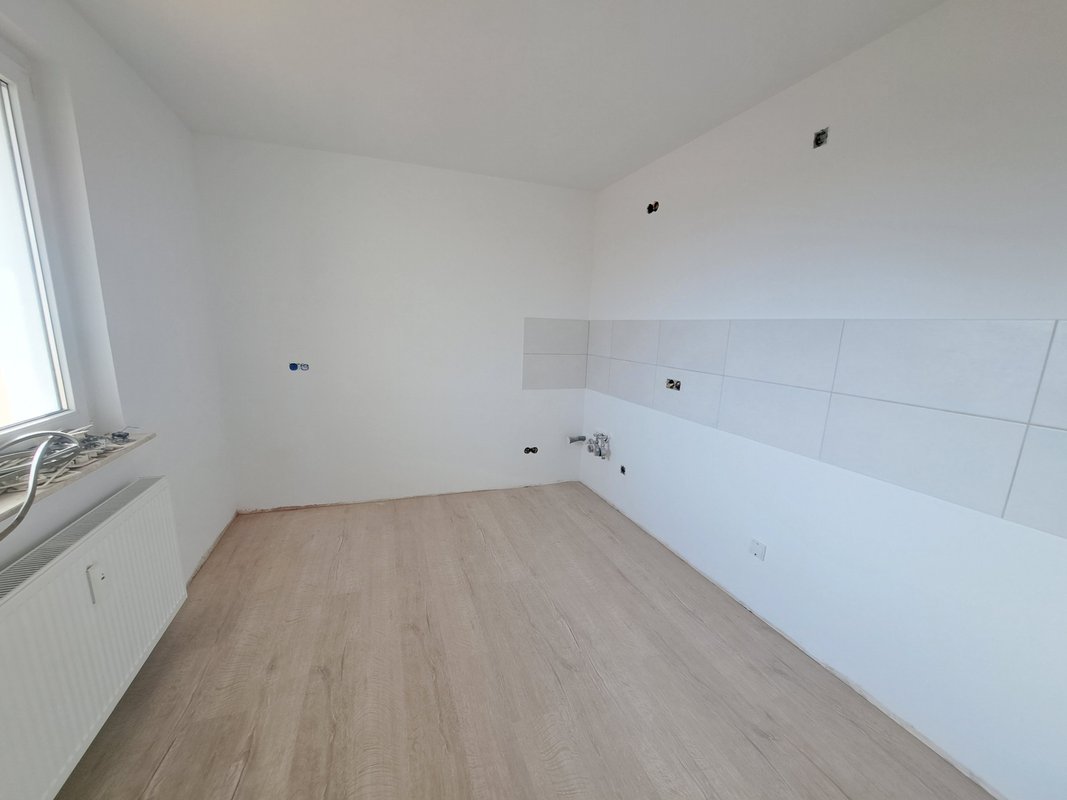 Mit Fahrstuhl, Hafenblick & verglastem Balkon! Renovierte 4-Zimmer-Wohnung in Bremerhaven-Lehe!