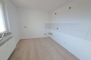 Mit Fahrstuhl, Hafenblick & verglastem Balkon! Renovierte 4-Zimmer-Wohnung in Bremerhaven-Lehe!