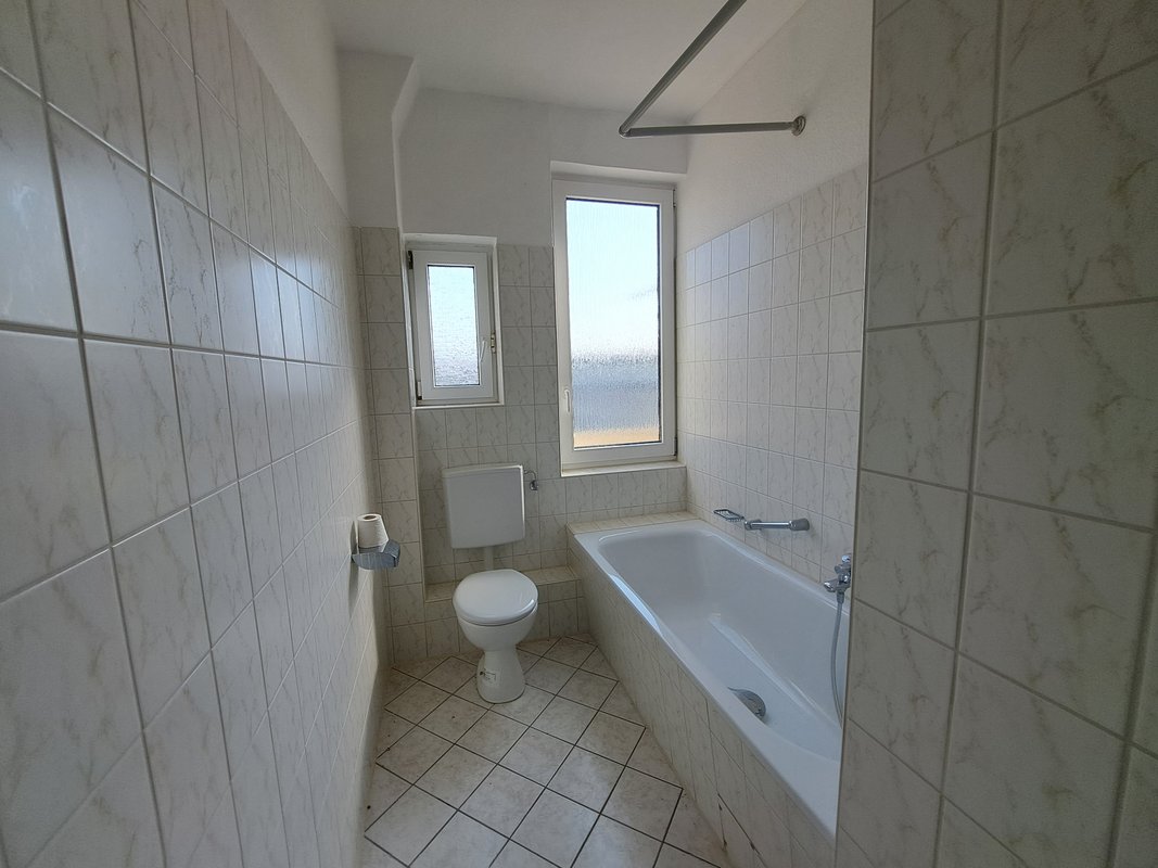 Große 4-Zimmer-Wohnung mit Balkon in Bremerhaven-Lehe!