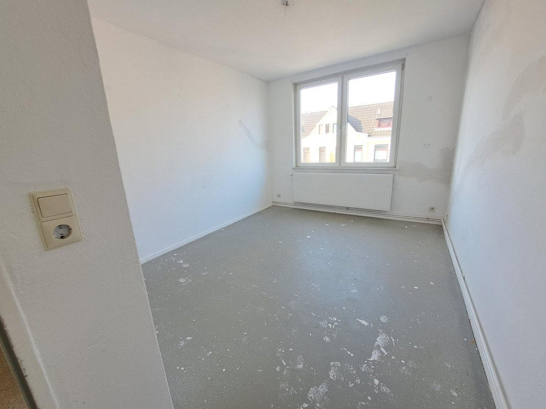 Große 4-Zimmer-Wohnung mit Balkon in Bremerhaven-Lehe!