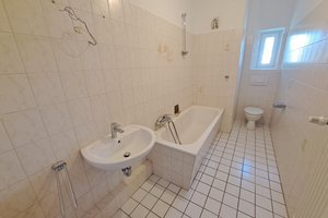 Frisch renovierte große 3-Zimmer-Wohnung mit Balkon und Wannenbad in Bremerhaven!