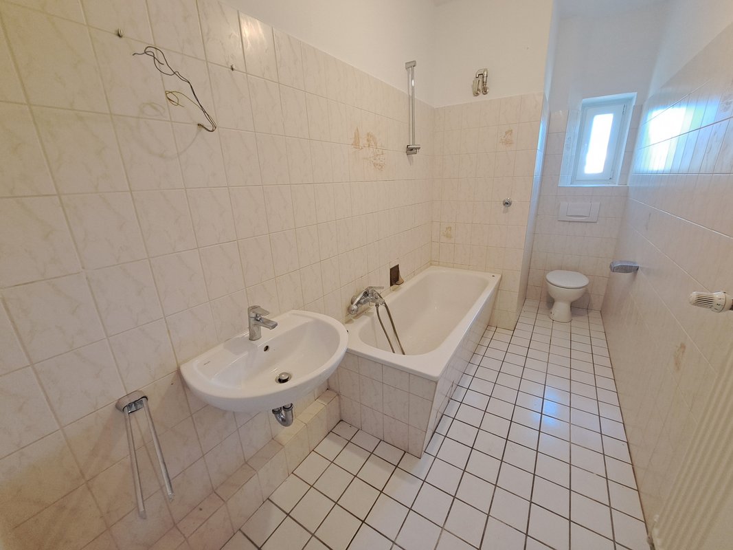 Frisch renovierte große 3-Zimmer-Wohnung mit Balkon und Wannenbad in Bremerhaven!