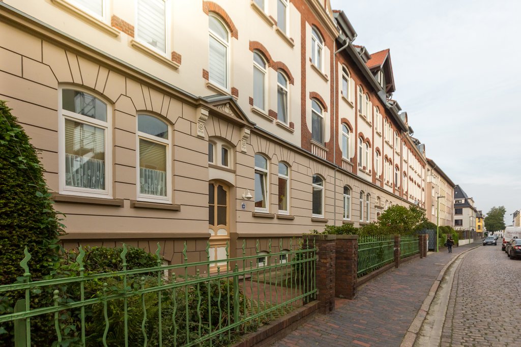 Renovierte 3-Zimmer-Wohnung mit Balkon und Dusche inkl. Altbaucharme in Bremerhaven-Lehe!
