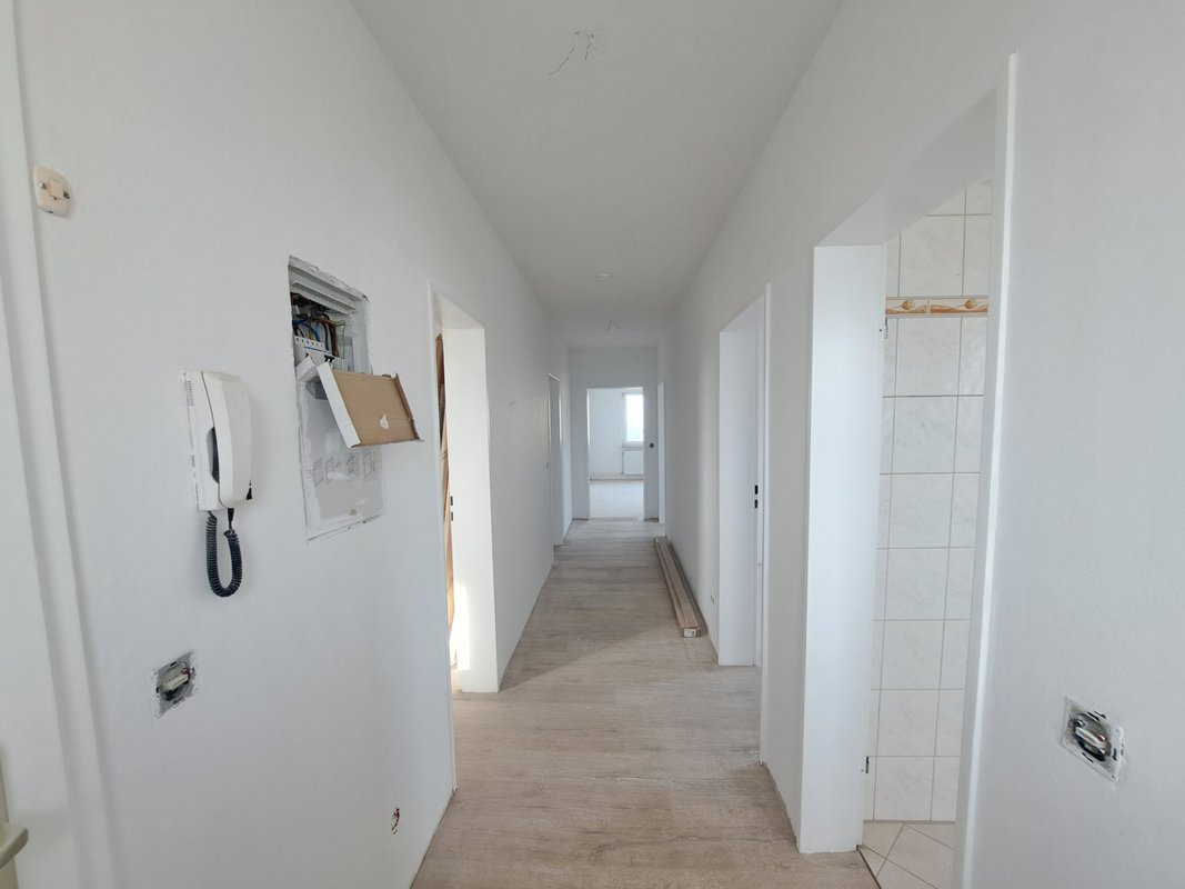 Mit Fahrstuhl, Hafenblick & verglastem Balkon! Renovierte 4-Zimmer-Wohnung in Bremerhaven-Lehe!