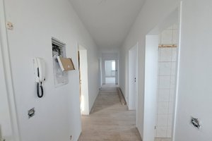 Mit Fahrstuhl, Hafenblick & verglastem Balkon! Renovierte 4-Zimmer-Wohnung in Bremerhaven-Lehe!