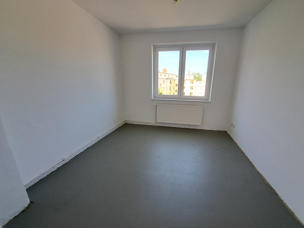 Frisch renovierte große 3-Zimmer-Wohnung mit Balkon und Wannenbad in Bremerhaven!