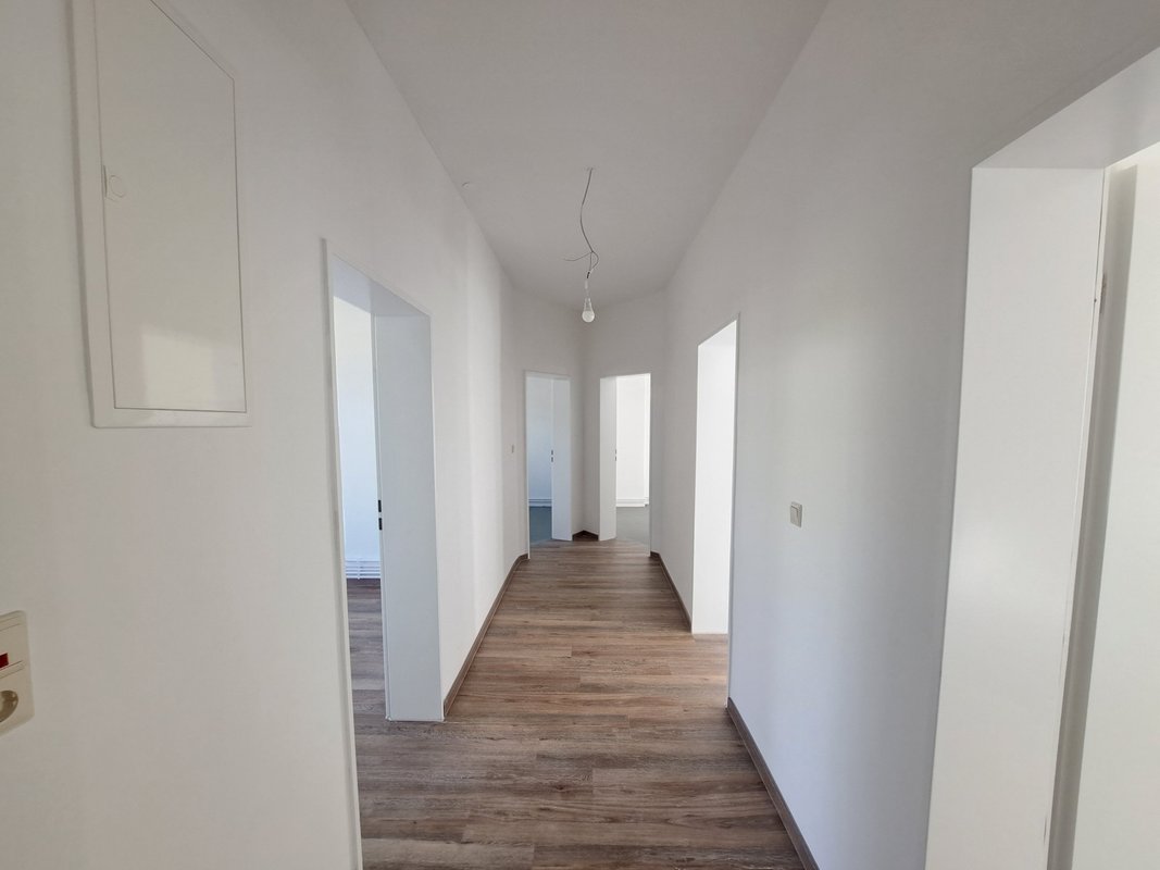 Erstbezug! Modernisierte 4-Zimmer-Wohnung mit Balkon und Dusche in Bremerhaven-Lehe!