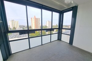 Mit Fahrstuhl, Hafenblick & verglastem Balkon! Renovierte 4-Zimmer-Wohnung in Bremerhaven-Lehe!