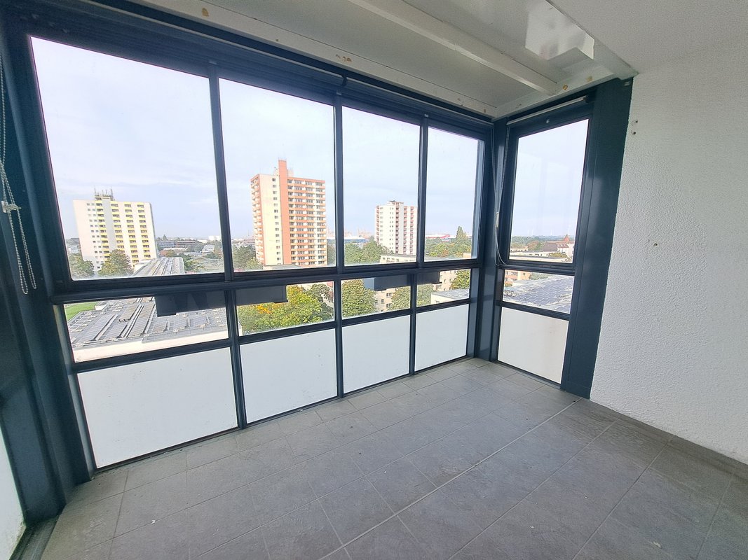 Mit Fahrstuhl, Hafenblick & verglastem Balkon! Renovierte 4-Zimmer-Wohnung in Bremerhaven-Lehe!