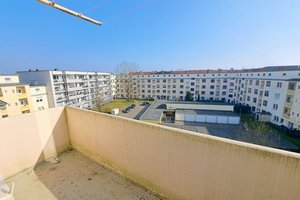 Große 4-Zimmer-Wohnung mit Balkon in Bremerhaven-Lehe!
