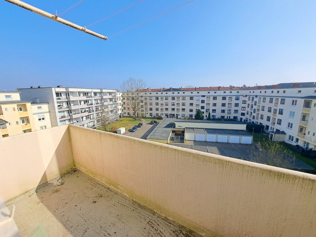 Große 4-Zimmer-Wohnung mit Balkon in Bremerhaven-Lehe!