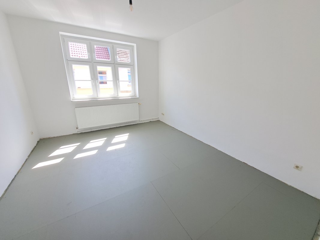 Frisch renovierte große 3-Zimmer-Wohnung mit Balkon und Wannenbad in Bremerhaven!