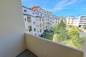 Frisch renovierte große 3-Zimmer-Wohnung mit Balkon und Wannenbad in Bremerhaven!