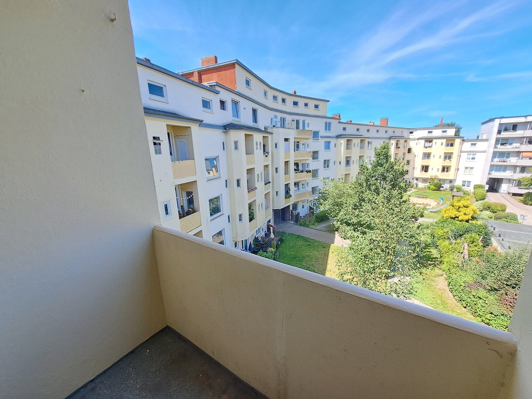 Frisch renovierte große 3-Zimmer-Wohnung mit Balkon und Wannenbad in Bremerhaven!
