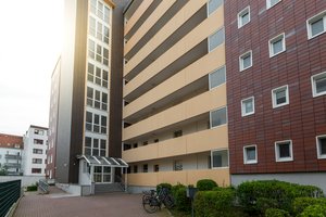 Mit Fahrstuhl, Hafenblick & verglastem Balkon! Renovierte 4-Zimmer-Wohnung in Bremerhaven-Lehe!