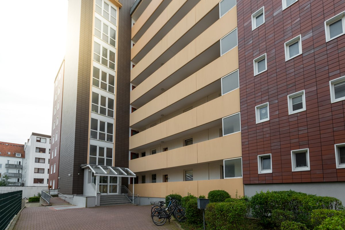 Mit Fahrstuhl, Hafenblick & verglastem Balkon! Renovierte 4-Zimmer-Wohnung in Bremerhaven-Lehe!