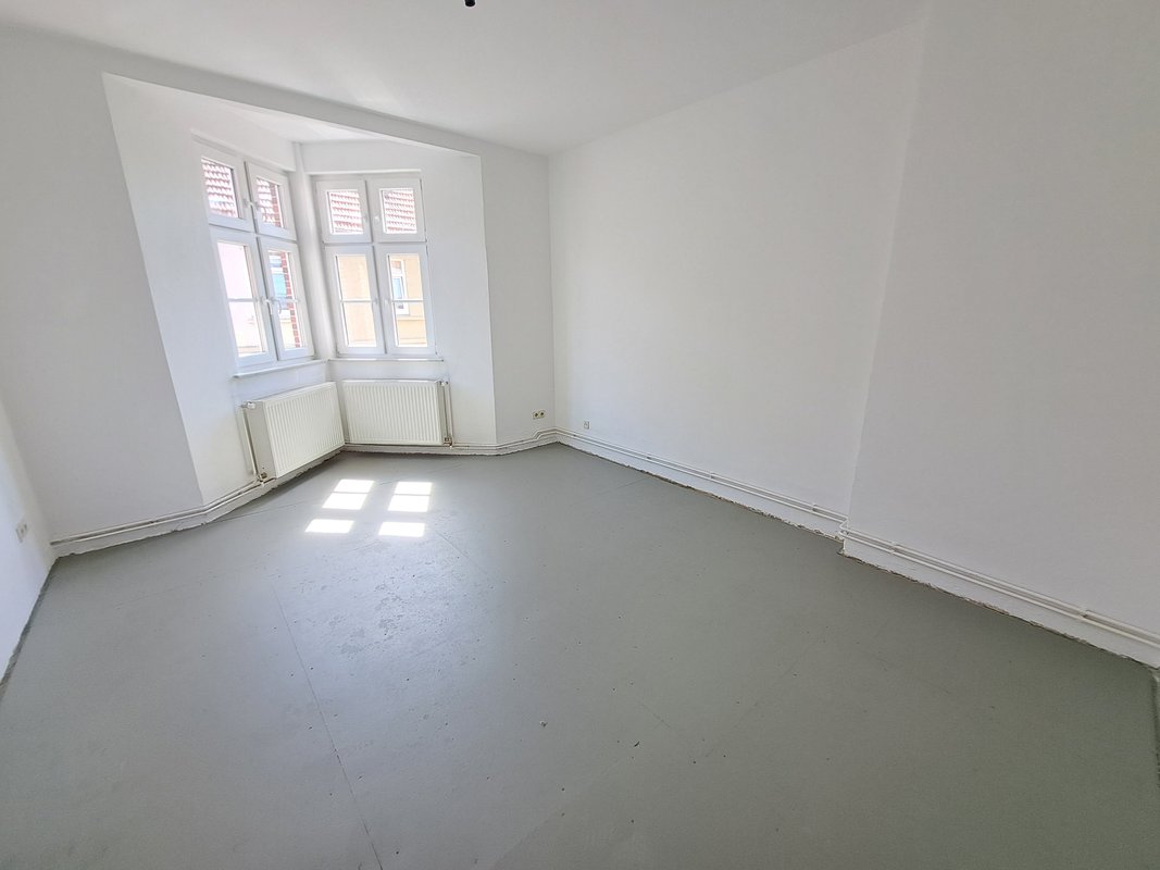 Frisch renovierte große 3-Zimmer-Wohnung mit Balkon und Wannenbad in Bremerhaven!