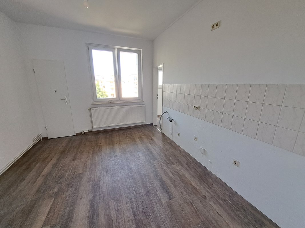 Frisch renovierte große 3-Zimmer-Wohnung mit Balkon und Wannenbad in Bremerhaven!